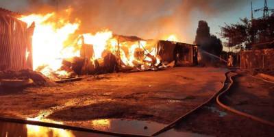 В Харькове пожарный поезд тушит масштабный пожар на складах с древесиной