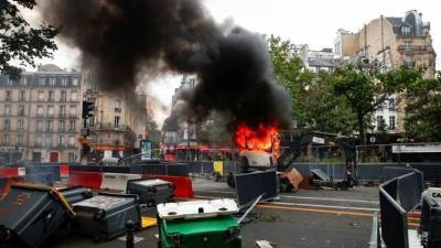 В Париже полиция применила слезоточивый газ на акции против санитарных пропусков