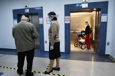 Эксперты по этикету посоветовали из-за коронавируса не ждать опаздывающих на лифт