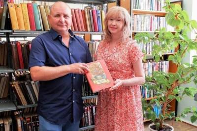 Астраханский писатель передал в дар библиотеки новое издание