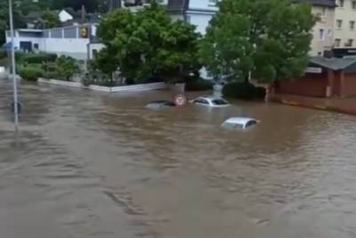 Мощнейшее наводнение накрыло Германию: автомобили уплыли, десятки жертв