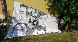 Силовики в Санкт-Петербурге сняли баннер с портретом Эстемировой