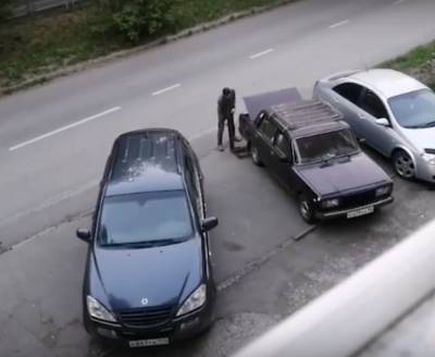 Видео, где житель Нижнего Тагила борется со сливом бензина, стало вирусным в TikTok