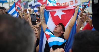 Захарова: Россия призывает США не вмешиваться в дела Кубы