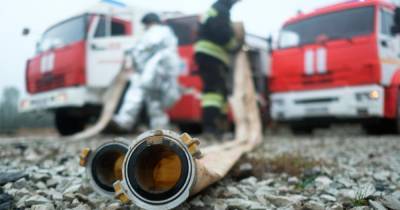 Три человека отравились продуктами горения при пожаре в доме в Москве