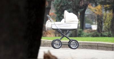 В Даугавпилсе на пешеходном переходе сбили женщину с младенцем