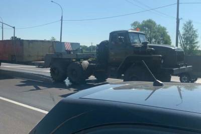 В Ярославле военный грузовик протаранил две легковушки