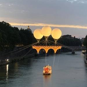 В Риме открыли мост-инсталляцию на воздушных шарах. Фото