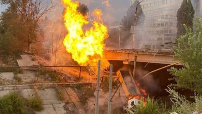 Огненное видео! После падения грузовика с моста на газовую трубу в Саратове начался мощный пожар
