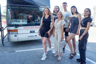 Делегация из ДНР отправилась в образовательную арт-школу в Крыму