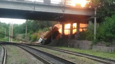 «Камаз» упал с моста на газовую трубу и загорелся