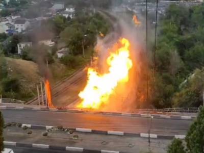 В Саратове грузовик обрушился с моста на газовую трубу, вызвав факельное горение (видео)
