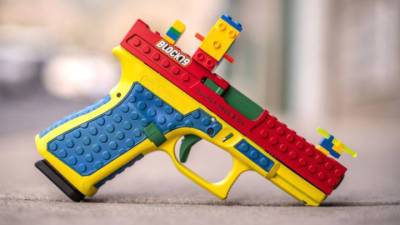 В США возник скандал из-за пистолета в стиле LEGO