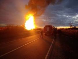 В Саратове на газопровод упал грузовик, начался пожар, не ходят электрички