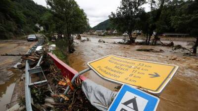 Число жертв наводнений на западе Германии превысило 30