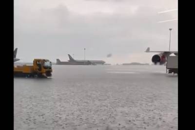 «Собирались на море, можно и не лететь»: Аэропорт Шереметьево затопило