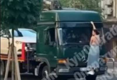 В Киеве героиня парковки залезла на эвакуатор, спасая свое авто: видео