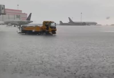 Из-за ливня летное поле Шереметьево оказалось под водой. Произошел сбой в расписании