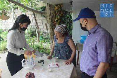 В Каякентском районе активисты единого волонтерского штаба доставили медикаменты и продукты одиноким пенсионерам