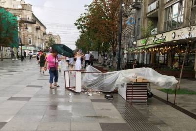 На проспекте Кирова стихия уничтожила уличный магазин по продаже сувенирной продукции