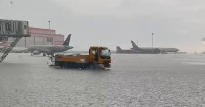 Самолёты стоят в лужах, рейсы перенаправляют: в Шереметьево из-за ливня затопило взлётные полосы