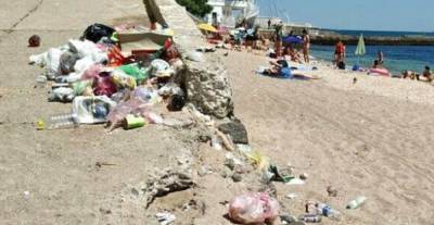 В Одессе отдыхающие забросали пляж мусором: "никаких мер к нарушителям не применяют"