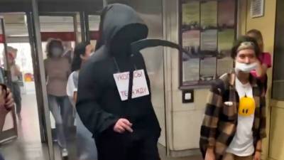 “Юрист-смерть” спустился в Новосибирское метро с акцией против прививок