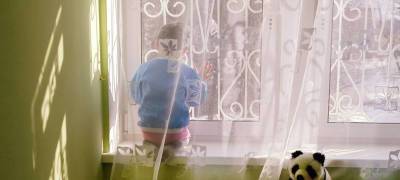 В Карелии 2-летняя девочка выпала из окна