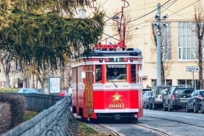 Жара подтолкнула туристов отказаться от пеших прогулок по Петербургу и пересесть на туристический трамвай