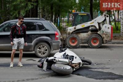 В Сыктывкаре мотоциклиста увезли с переломом после столкновения с «Рысью»