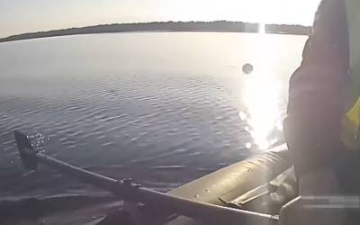 Начали с автомобилей, пересели в лодку: видео необычной полицейской погони