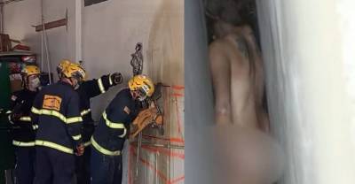 Голая женщина в странной позе шокировала спасателей, застряв в крошечном промежутке между зданиями