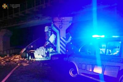 Спасатели вырезали водителя фуры, протаранившей опору моста в Хмельницкой области