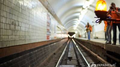 В Киеве человек попал под поезд метро, движение приостановлено