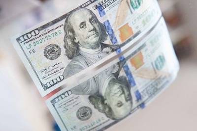 Доллар и евро дешевеют на межбанке: что происходит