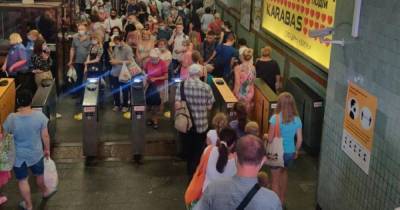В киевском метро человек упал под поезд, движение остановлено (фото)