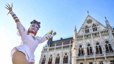 Брюссель выкручивает руки венграм и полякам: Мы вас научим любить ЛГБТ