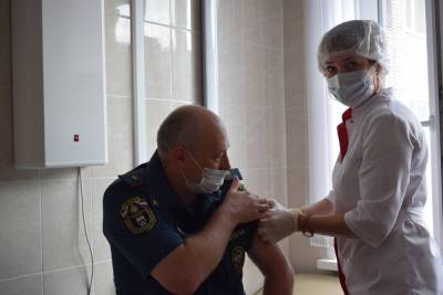 От начальника до рядовых: новгородские спасатели вакцинировались от COVID-19