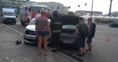 На ул. Черняховского столкнулись такси и Hyundai, одна из машин выехала на тротуар