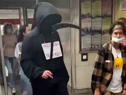 "Юрист-смерть" спустился в Новосибирское метро с акцией против прививок