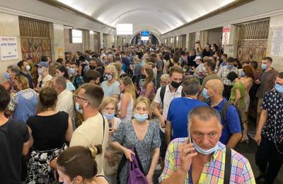 Коллапс в метро Киева: под поезд попал человек (видео)