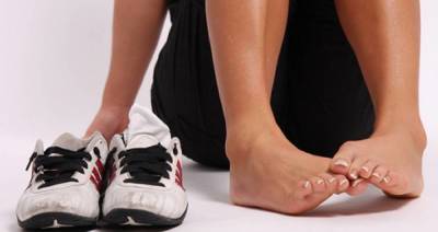 Действенные способы, как устранить потливость ног и надолго избавиться от запаха