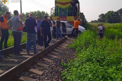 Во Львовской области грузовой поезд смял легковушку: погибла женщина