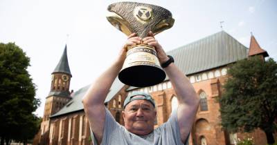 Ценный трофей: как в Калининграде Суперкубок показывали (фото)