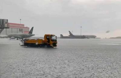 Ливень затопил лётное поле в Шереметьево