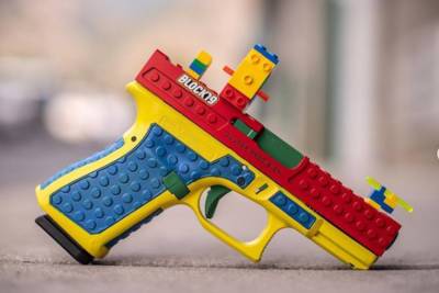 Недетская игра: в США впустили пистолет, стилизованный под Lego – Учительская газета