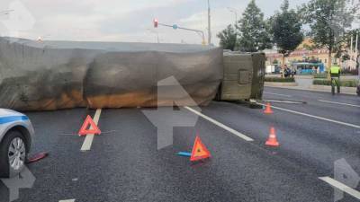 Грузовик опрокинулся и перекрыл четыре полосы дороги в Москве