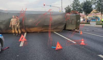 Перевернувшийся в центре Москвы грузовик перекрыл четыре полосы на Малой Сухаревской