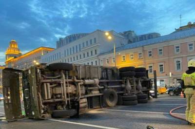 В центре Москвы перевернулся грузовик