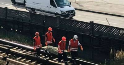 В киевском метро умер человек, который упал на рельсы на “красной ветке” – движение поездов восстановили